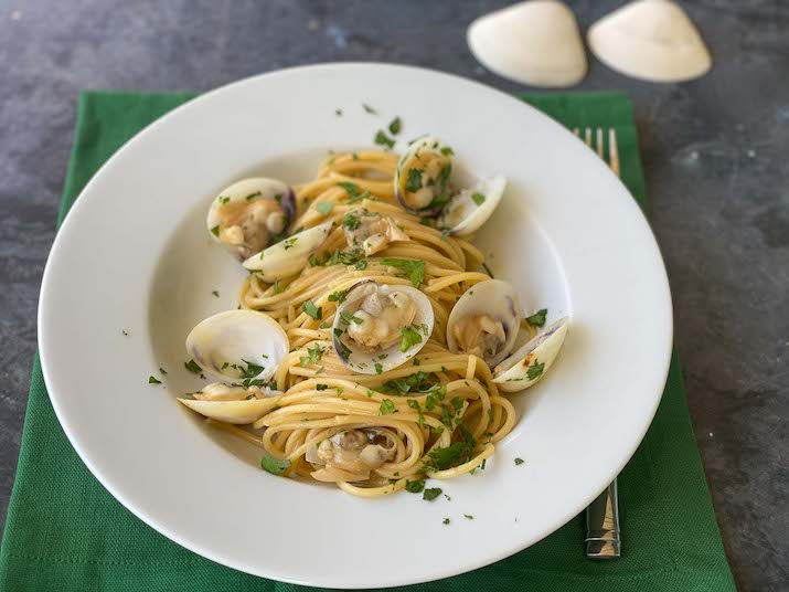 How to Make Quick and Easy Spaghetti with Clams | Italian Kitchen ...